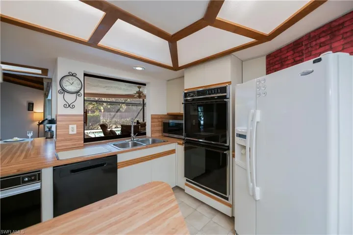 kitchen looking to eat in rea