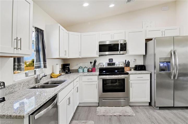 5010 Dania CIR, LABELLE FL 33935