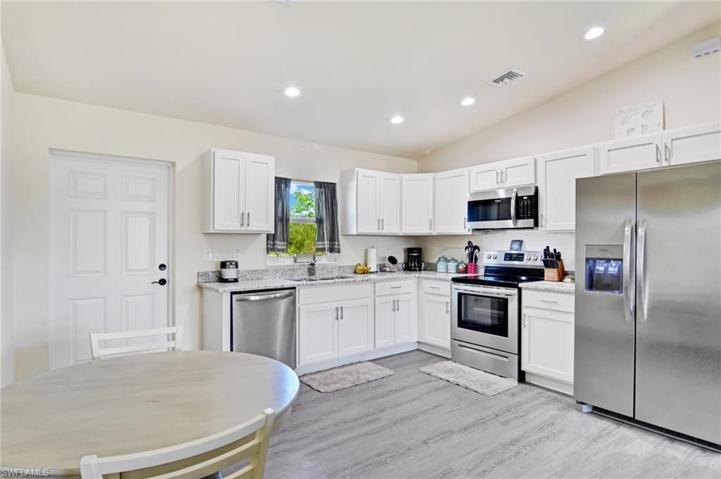 5010 Dania CIR, LABELLE FL 33935