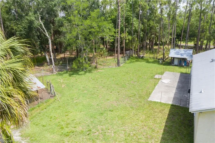 View of yard featuring an outbuilding