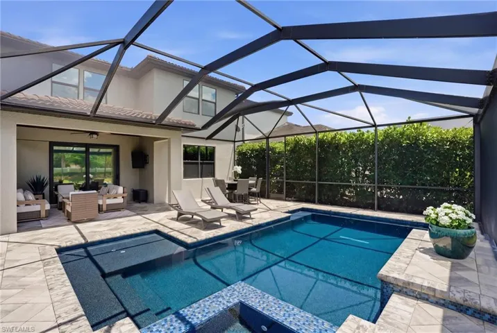Sun in your pool most of the day with a panoramic screen