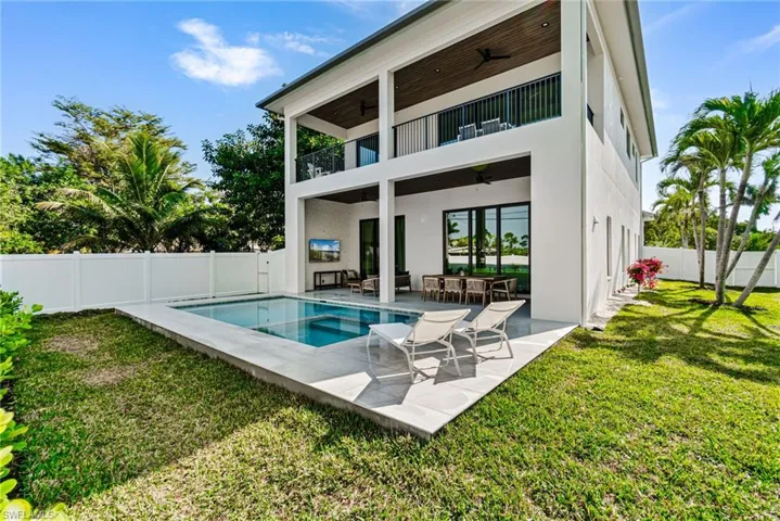 Huge Side Yard