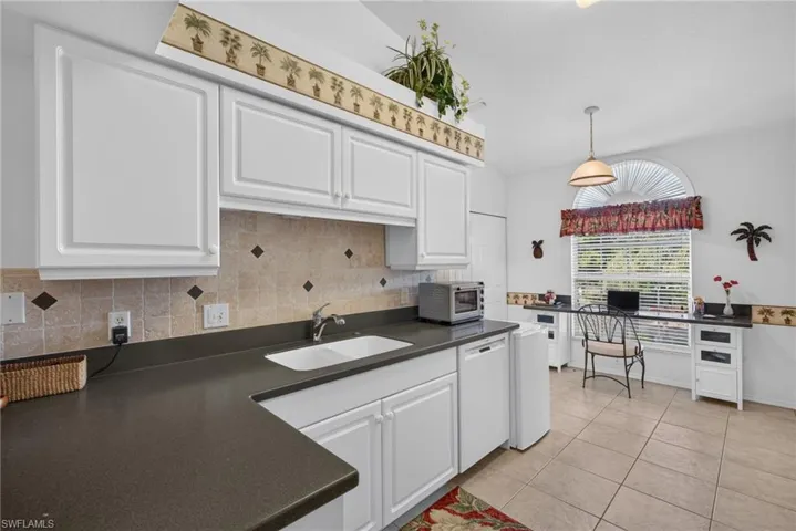 Large kitchen. GE appliances, build in desk