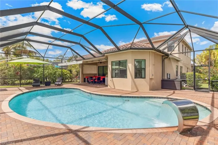 Pool with water feature
