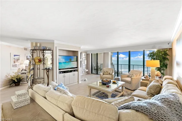 Beautifully decorated condo comes turnkey furnished
