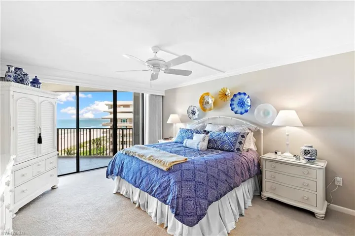 Oversized bedroom with lanai access