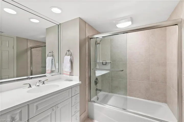 Nice bathroom with shower/tub combo