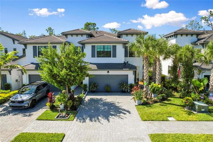 Beautiful, private end unit.
