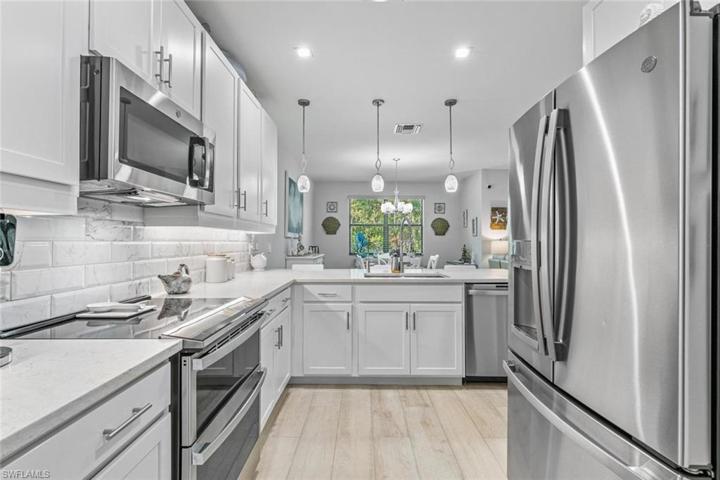 Neutral kitchen, upgraded appliances, DOUBLE oven!