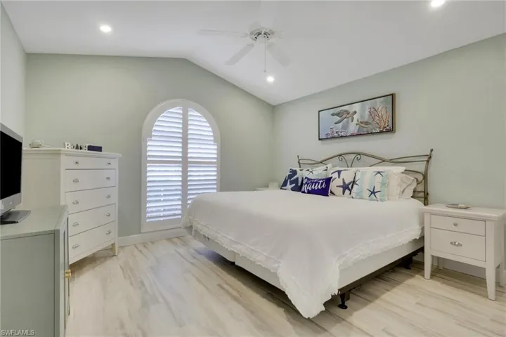 Bedroom featuring vaulted ceiling, light wood-style floors, a ceiling fan, and recessed lighting