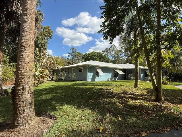 Florida home sits on 2.73 lush acres!