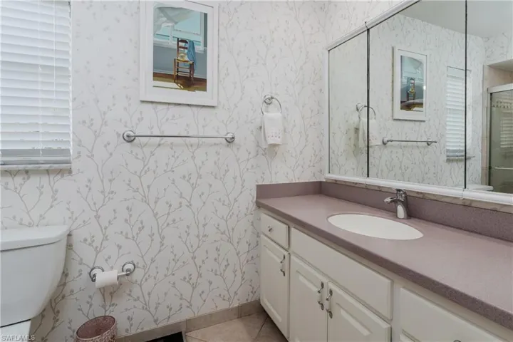 Spacious main bathroom