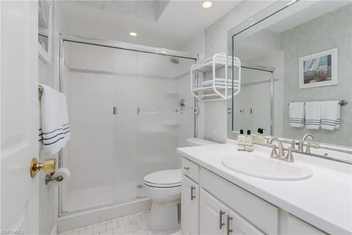 2nd bath w/tiled shower