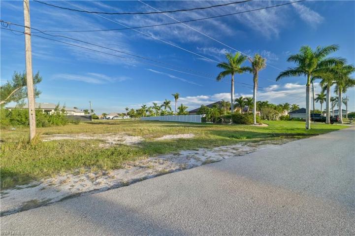 1027 NW 40th PL, CAPE CORAL FL 33993