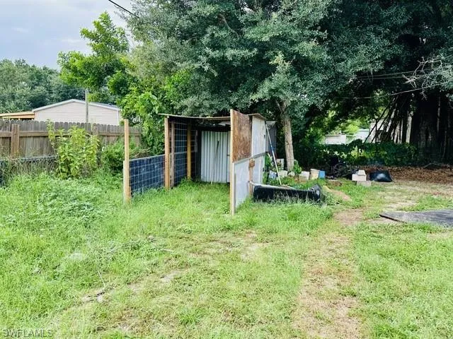 View of yard featuring a storage shed