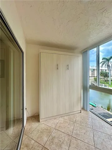 2 Murphy beds, 1 Queen in living area 1 Full in lanai