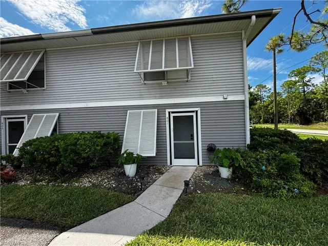View of front facade with a front yard