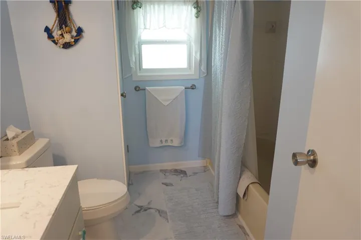 Guest bath with tub/shower