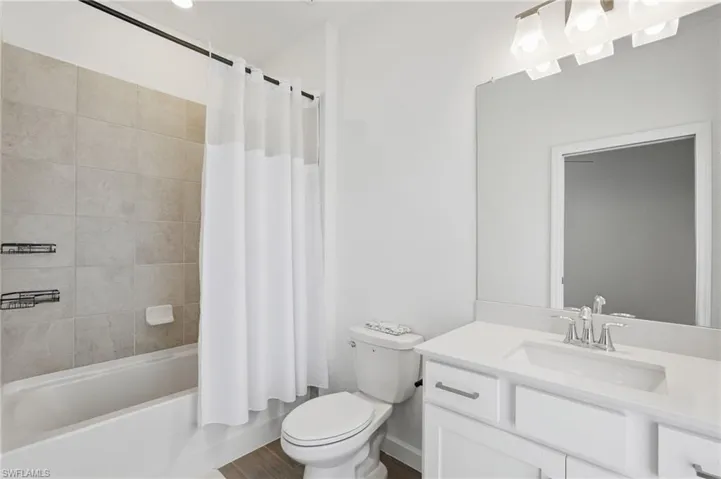 First floor ensuite and pool bath