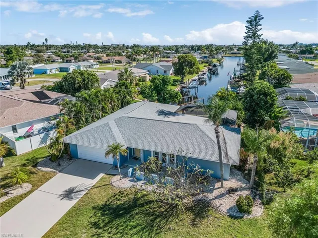 Beautiful 1,000 foot canal view with the end of canal location.