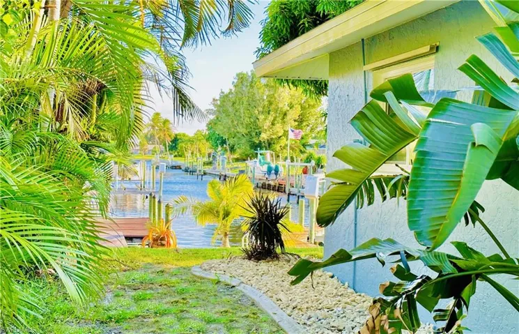 Tons of tropical foliage all around the house.