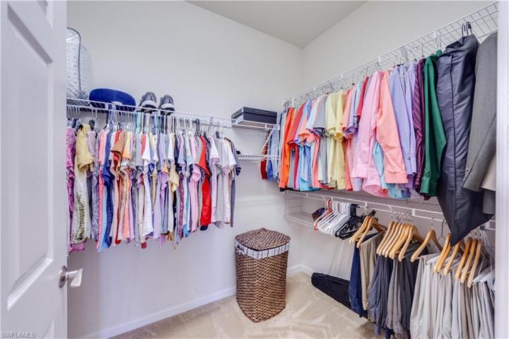 OWNER'S WALK-IN CLOSET