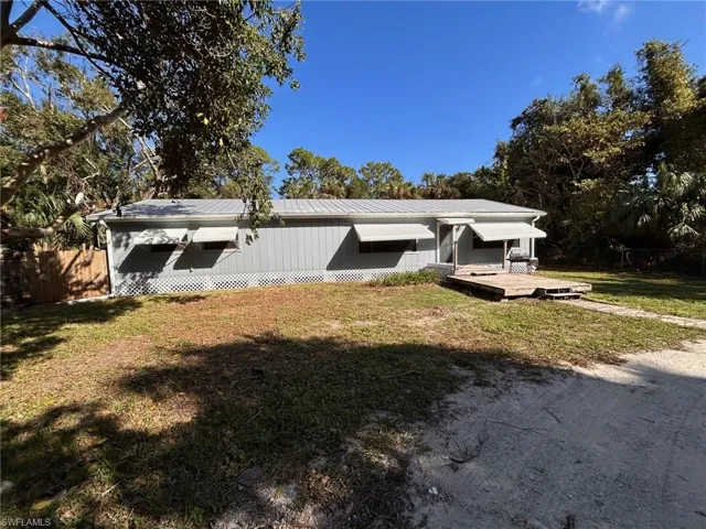 View of front of home featuring a front lawn