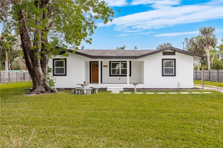 Ranch-style house with a front yard