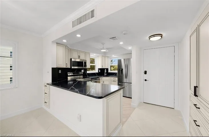 29 High Point Cir E 308, Naples, Florida 34103