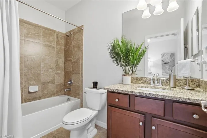 En-suite bath to the 3rd bedroom