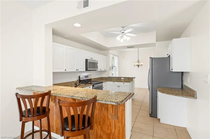 Granite counters, stainless steel appliances
