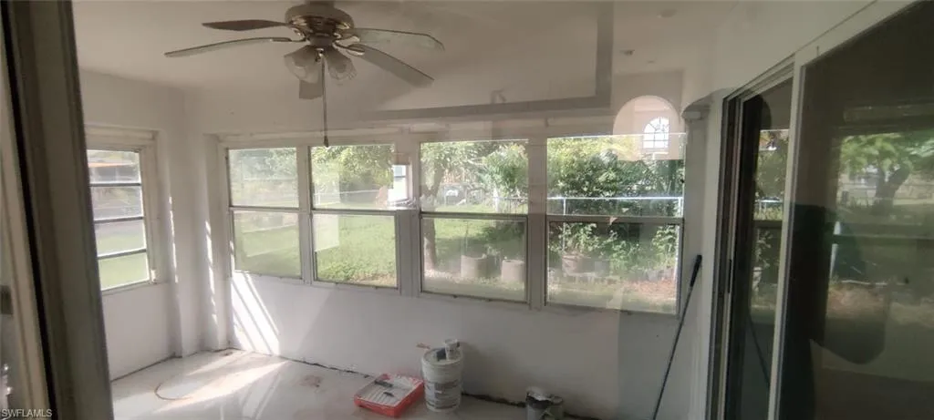 Sunroom with ceiling fan