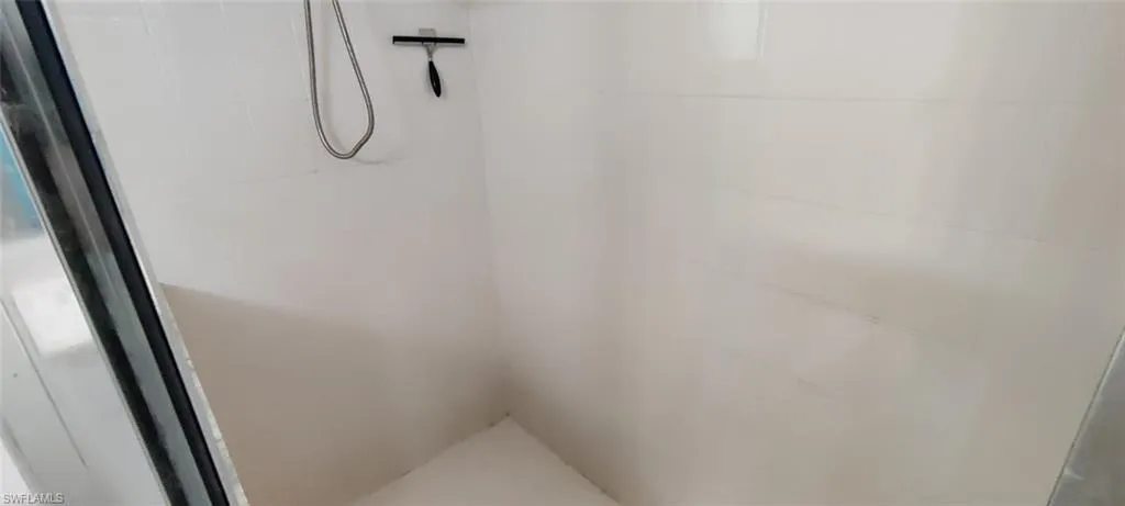 Room details with a tile shower