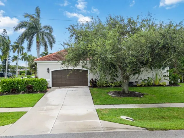 View of front of house featuring a front lawn