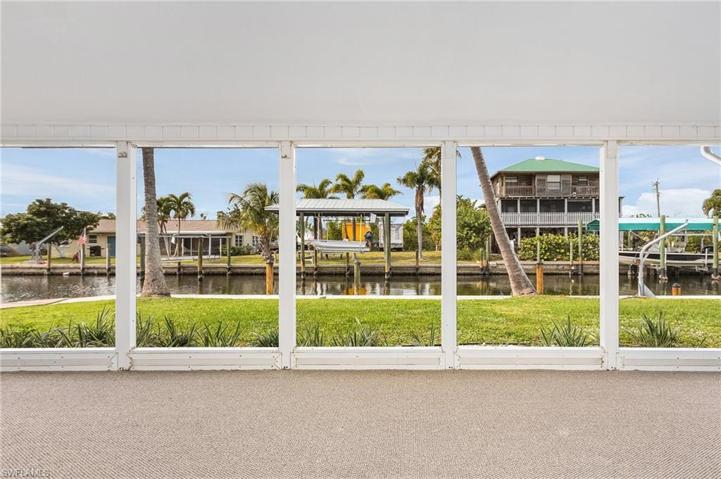 Large Screened porch overlooks the canal.