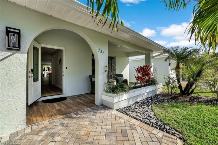 737  91st N AVE, Naples, FL 34108