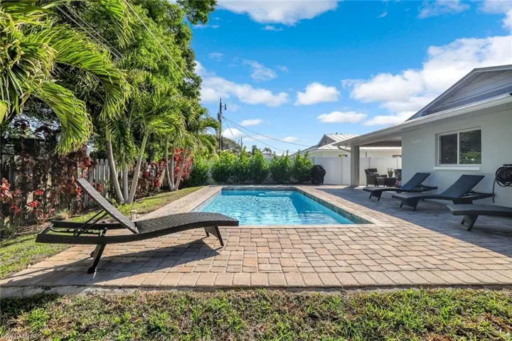 737  91st N AVE, Naples, FL 34108