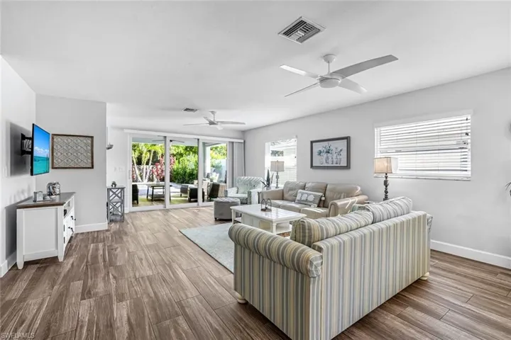 737  91st N AVE, Naples, FL 34108