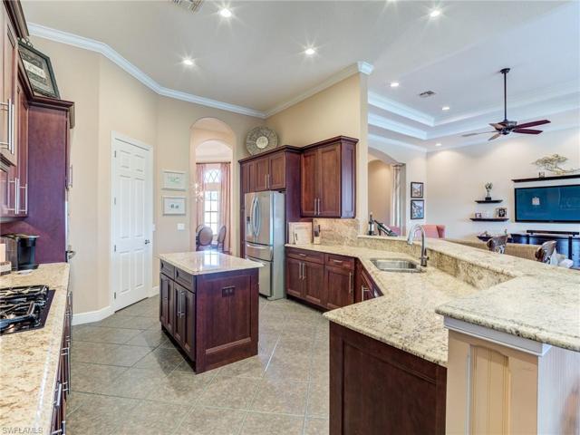 Kitchen with isle