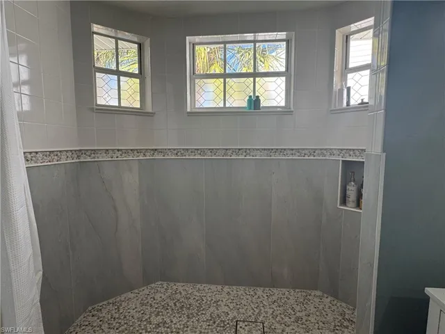 Bathroom featuring tiled shower