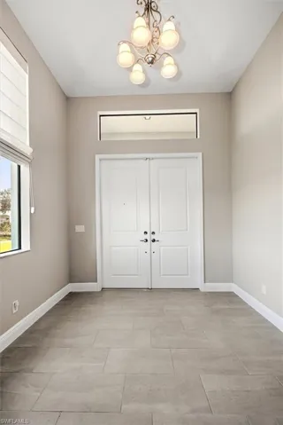 Foyer featuring a notable chandelier