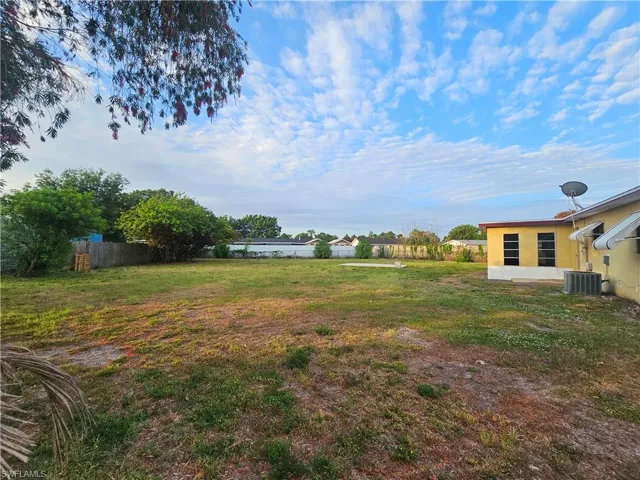 423  Morgan S CIR, Lehigh Acres, FL 33936