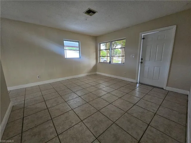 423  Morgan S CIR, Lehigh Acres, FL 33936