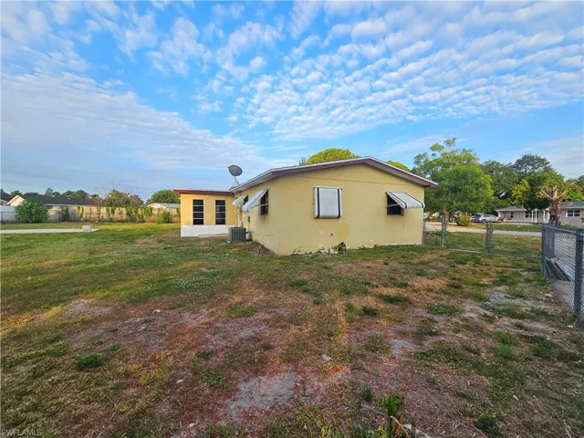 423  Morgan S CIR, Lehigh Acres, FL 33936