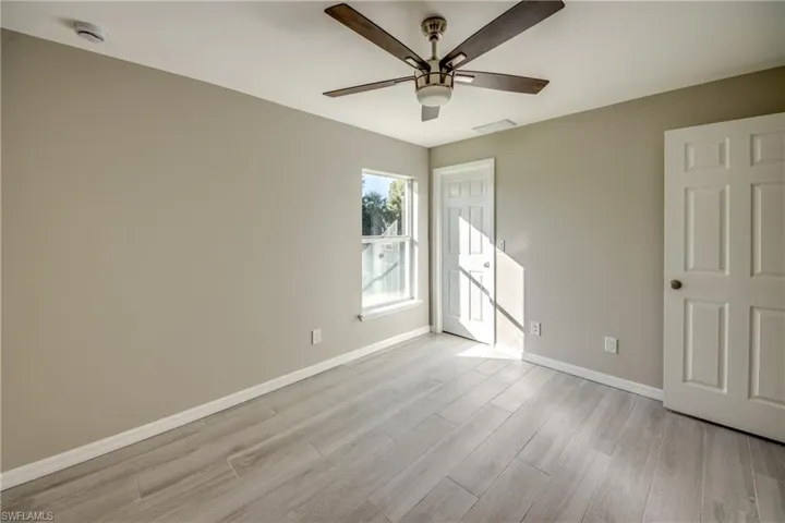 Spare room with wood tiled floors and a ceiling fan