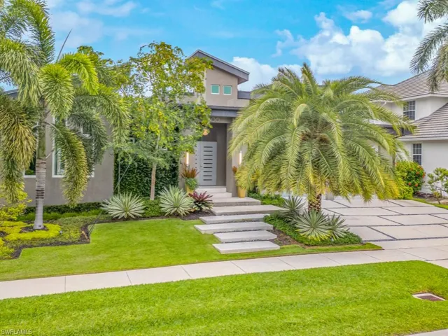 View of front facade with a front yard
