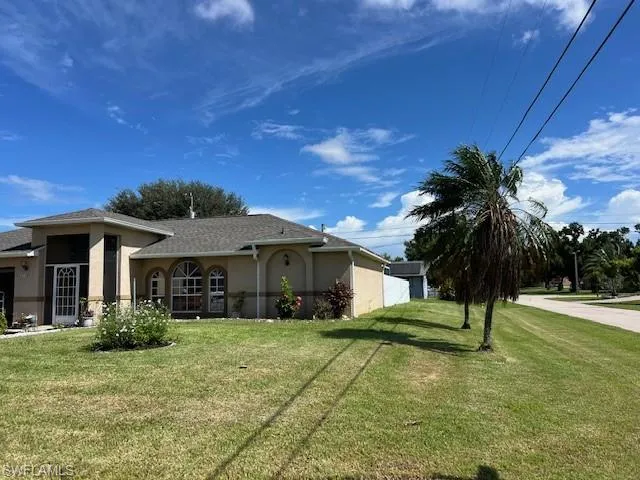View of front facade with a front lawn