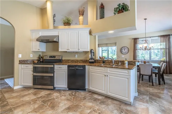 749  Crossfield  CIR, Naples, FL 34104