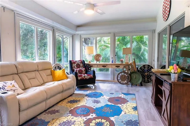 Sunroom / solarium with ceiling fan