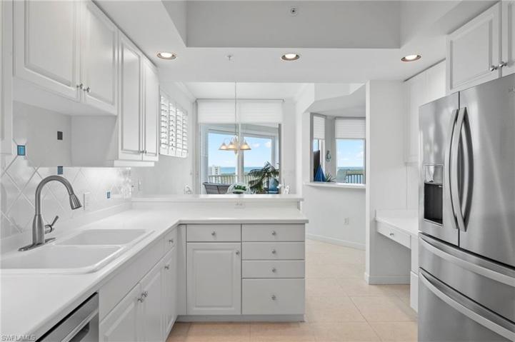 Immaculate kitchen w/ breakfast bar and dinette